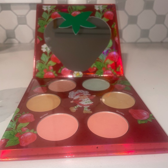 🛍️ Strawberry Shortcakes Complexion Palette - Bronzer, Highlighter, & Blush - Picture 4 of 7
